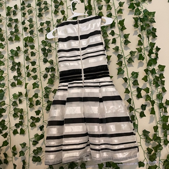 It’s a sleeveless medium black and white dress - Picture 4 of 5